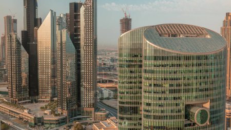 Téléchargez les photos : Dubai centre financier international gratte-ciel aérien matin timelapse. Tours avec vue chaude sur la lumière du soleil d'en haut pendant le lever du soleil - en image libre de droit
