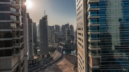 Foto de Panorama que muestra el área de Dubai Marina y JBR y el famoso timelapse aéreo Ferris Wheel y las playas de arena dorada en el Golfo Pérsico durante el amanecer - Imagen libre de derechos