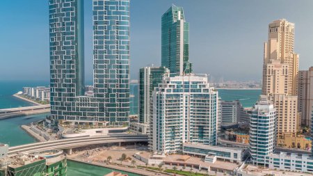 Foto de Paseo marítimo y canal visto desde Dubai puerto deportivo timelapse. Vista aérea al distrito JBR y a la isla Bluewater con hoteles y rascacielos. - Imagen libre de derechos