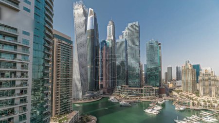 Foto de Panorama mostrando Dubai marina rascacielos más altos y yates en timelapse aéreo del puerto. Vista en edificios de apartamentos, hoteles y bloques de oficinas, desarrollo residencial moderno de los EAU - Imagen libre de derechos