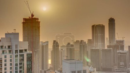 Téléchargez les photos : Lever de soleil aérien sur une grande ville futuriste timelapse. Business bay et Downtown district avec gratte-ciel, Dubaï, Émirats arabes unis skyline. - en image libre de droit