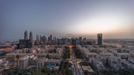 Foto de Panorama de rascacielos en el distrito de Barsha Heights y edificios de poca altura en el distrito de Greens. Dubai skyline con tráfico en calles iluminadas - Imagen libre de derechos