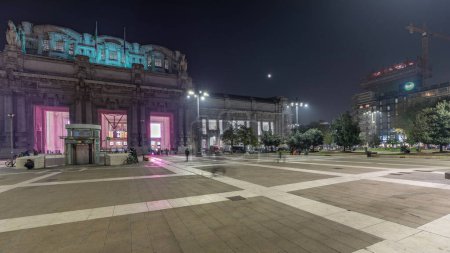 Foto de Panorama que muestra el timelapse nocturno de Milano Centrale, la principal estación central de trenes de la ciudad de Milán en Italia. Situado en Piazza Duca d 'Aosta, cerca del largo bulevar Via Vittor Pisani. - Imagen libre de derechos