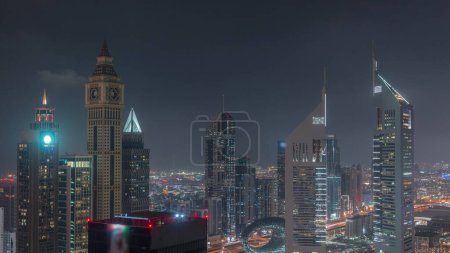Foto de Rascacielos en Sheikh Zayed Road y noche DIFC en Dubai, Emiratos Árabes Unidos. Torres en el centro financiero vista aérea desde arriba. - Imagen libre de derechos