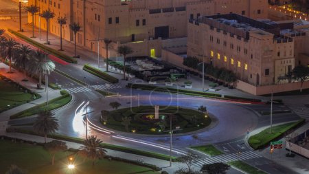 Téléchargez les photos : Vue aérienne d'une route circulaire d'intersection au centre-ville de Dubaï depuis le haut de la nuit. Trafic dans la rue. Dubai, Émirats arabes unis. - en image libre de droit