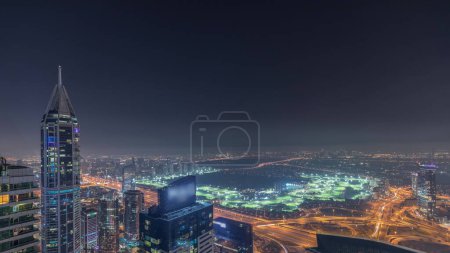 Téléchargez les photos : Skyline aérien avec Golf Club, hôtels et zones résidentielles loin dans le désert à Dubaï nuit, EAU, vue de dessus des gratte-ciel de la marina de Dubaï - en image libre de droit