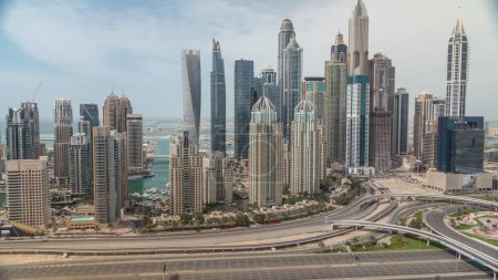 Foto de Rascacielos de Dubai Marina con sombras moviéndose rápidamente cerca de la intersección en Sheikh Zayed Road con los edificios residenciales más altos durante todo el día. Vista aérea desde el distrito JLT - Imagen libre de derechos