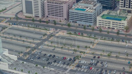 Téléchargez les photos : Grand parking près du centre commercial bondé par de nombreuses voitures vue aérienne. Les véhicules entrent et sortent pendant la soirée - en image libre de droit