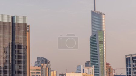 Foto de Dubai Marina Skyline con rascacielos del distrito JLT en una antena de fondo. Torres con superficie de cristal y luz naranja al atardecer - Imagen libre de derechos