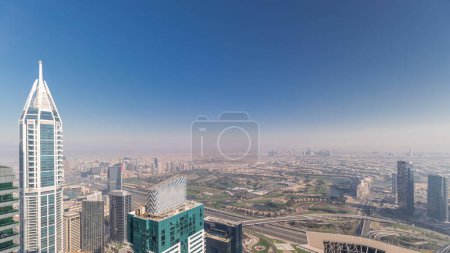 Foto de Skyline aéreo con Golf Club, hoteles y zonas residenciales lejos en el desierto en Dubai, Emiratos Árabes Unidos, vista superior desde Dubai Marina rascacielos con nubes - Imagen libre de derechos