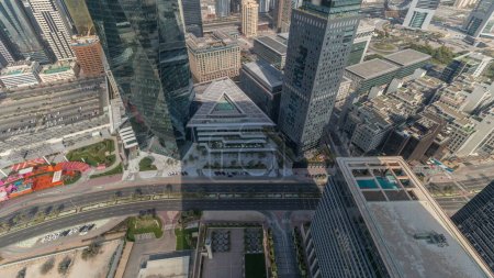 Téléchargez les photos : Tour de bureaux située dans le Dubai International Financial Centre. Dubais quartier financier central regarder en bas vue panoramique aérienne avec la circulation sur une route - en image libre de droit