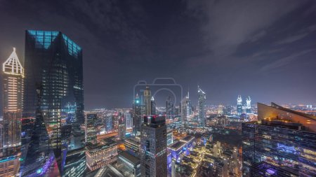 Téléchargez les photos : Panorama des gratte-ciel futuristes dans le centre d'affaires du quartier financier de Dubaï sur Sheikh Zayed road night. Vue aérienne d'en haut avec tours illuminées et musée - en image libre de droit