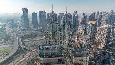 Foto de Dubai marina y JLT rascacielos a lo largo de Sheikh Zayed carretera aérea. Edificios residenciales y de oficinas desde arriba. Tráfico en una carretera - Imagen libre de derechos