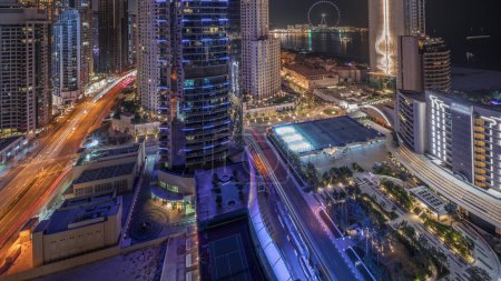 Téléchargez les photos : Vue panoramique sur la marina de Dubaï et le quartier JBR toute la nuit. Célèbre Ferris Wheel nuit aérienne et gratte-ciel illuminé avec lumières éteintes - en image libre de droit