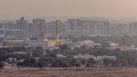 Téléchargez les photos : Vue aérienne de la mosquée et du quartier Deira sur un fond au lever du soleil. Dubaï Creek avec des bâtiments typiques anciens et modernes le matin. Dubai, Émirats arabes unis - en image libre de droit