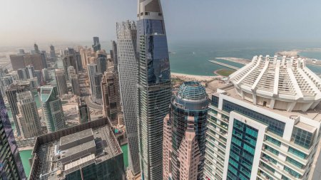 Foto de Vista aérea de los rascacielos JBR y Dubai Marina y edificios de lujo panorámicos desde arriba. Torres modernas con sombras moviéndose rápido - Imagen libre de derechos