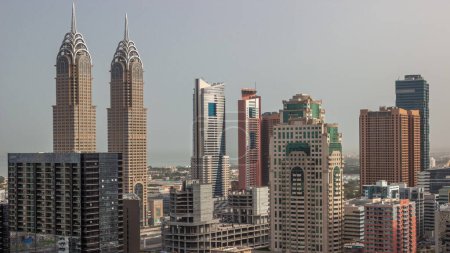 Téléchargez les photos : Des gratte-ciel dans le quartier de Barsha Heights et des tours de ville internet aériennes. Skyline Dubaï le matin - en image libre de droit