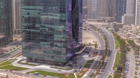 Téléchargez les photos : Business Bay Dubai gratte-ciel avec de la circulation sur une route aérienne d'intersection. Aménagement à usage mixte avec tours résidentielles et bureaux partageant également l'empreinte - en image libre de droit