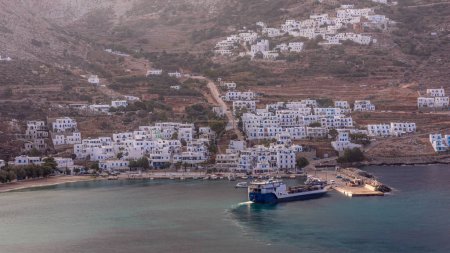 Foto de Amorgos isla timelapse aéreo desde arriba por la mañana. Grecia tradicional - casas blancas en colinas y barco en puerto marítimo en puerto, Cícladas - Imagen libre de derechos