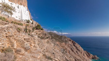 Téléchargez les photos : Panorama showing the famous white Hozoviotissa Monastery standing on a rock over the Aegean sea in Amorgos island timelapse hyperlapse, Cyclades, Greece. - en image libre de droit