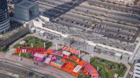 Téléchargez les photos : Gate Avenue nouvelle promenade aérienne timelapse, situé dans le centre financier international de Dubaï. Il relie tous les gratte-ciel du DIFC. Grand parking avec voitures - en image libre de droit