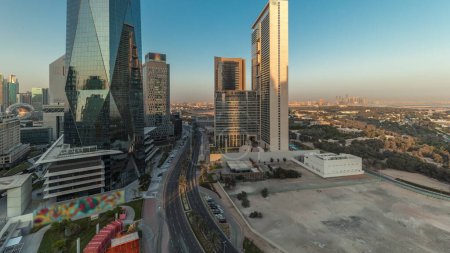 Foto de Panorama mostrando Dubai International Financial district aerial timelapse. Vista de las torres de oficinas comerciales y financieras. Rascacielos con hoteles y centros comerciales cerca del centro - Imagen libre de derechos