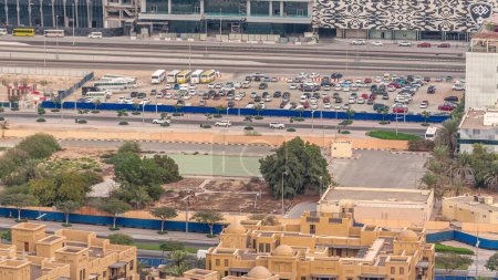 Foto de Vista aérea de un estacionamiento con muchos coches y autobuses un timelapse cerca azul con casas tradicionales del casco antiguo. Zona libre en una arena - Imagen libre de derechos