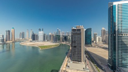 Foto de Panorama que muestra los rascacielos urbanos de Dubai Business Bay con timelapse aéreo del canal de agua. skyline moderno con torres y paseo marítimo. Un centro de negocios internacionales - Imagen libre de derechos