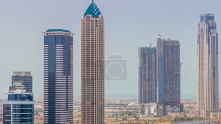 Foto de Rascacielos Cityscape de Dubai Business Bay con timelapse aéreo del canal de agua. skyline moderno con sombras de torres en construcción y frente al mar. Un centro de negocios internacionales - Imagen libre de derechos