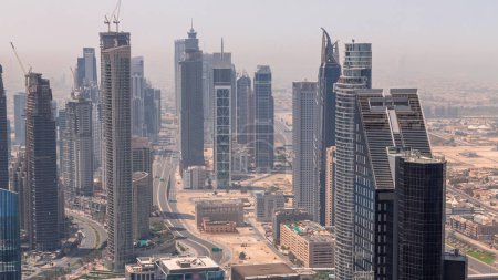 Foto de Skyline centro con forma de arquitectura moderna por encima de timelapse durante todo el día. Vista aérea de las torres de la bahía de negocios de Dubai con sombras que se mueven rápidamente - Imagen libre de derechos