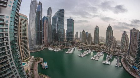 Foto de Dubai marina rascacielos más altos y yates en el puerto panorámica aérea antes del amanecer. Vista en edificios de apartamentos, hoteles y bloques de oficinas, desarrollo residencial moderno de los EAU - Imagen libre de derechos