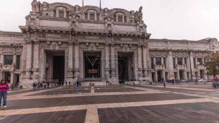 Téléchargez les photos : Panorama showing Milano Centrale timelapse - the main central railway station of the city of Milan in Italy. People walking on square. Located on Piazza Duca d'Aosta near boulevard Via Vittor Pisani - en image libre de droit