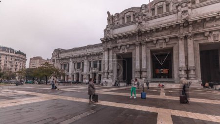 Téléchargez les photos : Panorama showing Milano Centrale timelapse - the main central railway station of the city of Milan in Italy. Located on Piazza Duca d'Aosta near the long boulevard Via Vittor Pisani. - en image libre de droit