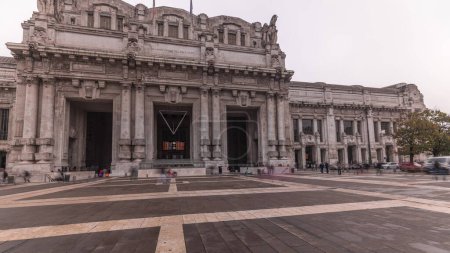 Foto de Panorama showing Milano Centrale timelapse - the main central railway station of the city of Milan in Italy. People walking on square. Located on Piazza Duca d'Aosta near boulevard Via Vittor Pisani - Imagen libre de derechos