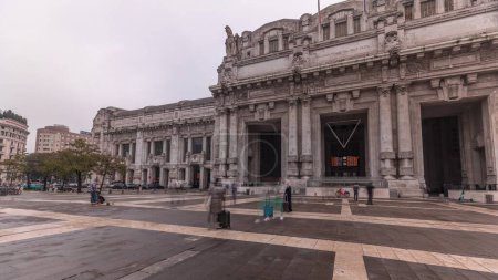 Foto de Panorama showing Milano Centrale timelapse - the main central railway station of the city of Milan in Italy. Located on Piazza Duca d'Aosta near the long boulevard Via Vittor Pisani. - Imagen libre de derechos