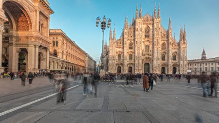 Téléchargez les photos : Panorama montrant la cathédrale de Milan et les bâtiments historiques intemporels pendant le coucher du soleil. Duomo di Milano est l'église cathédrale située sur la Piazza del Duomo dans la ville de Milan en Italie - en image libre de droit