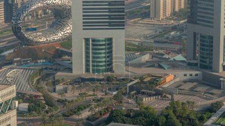 Foto de Museo Dubai de diseño exterior futuro aéreo temprano en la mañana después del amanecer. Diseño ultramoderno con elementos tradicionales. Limpiadores que trabajan con cuerdas - Imagen libre de derechos