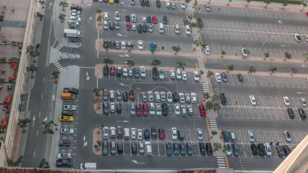 Téléchargez les photos : Vue aérienne d'un parking avec de nombreuses voitures en rangées. Grande zone près du centre commercial et du quartier financier - en image libre de droit