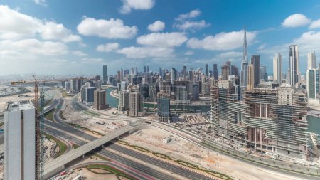 Foto de Panorama que muestra el horizonte del distrito centro de Dubái con la bahía de negocios. Vista aérea de muchos rascacielos modernos con cielo azul nublado. Emiratos Árabes Unidos. - Imagen libre de derechos