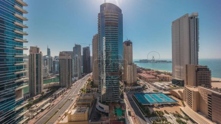 Foto de Vista panorámica de la zona de Dubai Marina y JBR y la famosa noria. Aérea durante todo el día hasta el atardecer con sombras que se mueven rápidamente y playas de arena dorada en el Golfo Pérsico - Imagen libre de derechos