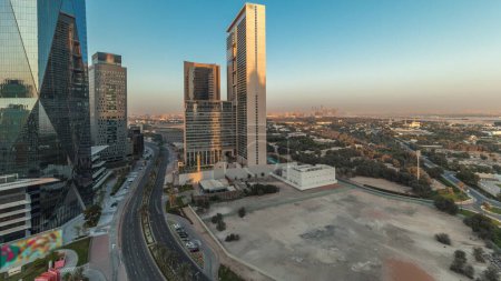 Téléchargez les photos : Panorama aérien du quartier financier international de Dubaï. Vue des tours de bureaux d'affaires et financiers. gratte-ciel avec hôtels et centres commerciaux près du centre-ville - en image libre de droit
