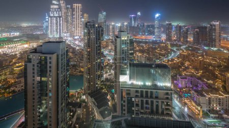 Foto de Marea aérea de una gran transición futurista día a noche. Bahía de negocios y distrito centro con muchos rascacielos y casas tradicionales, Dubai, Emiratos Árabes Unidos skyline. - Imagen libre de derechos