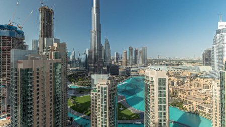 Téléchargez les photos : Panorama montrant Dubaï Paysage urbain du centre-ville avec les plus hauts gratte-ciel autour de l'antenne. Site de construction de nouvelles tours et de routes achalandées avec trafic d'en haut - en image libre de droit