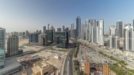 Foto de Panorama mostrando Bay Avenue con torres modernas desarrollo residencial en Business Bay aérea, Dubai, Emiratos Árabes Unidos. Rascacielos con gran estacionamiento y sitio de construcción - Imagen libre de derechos