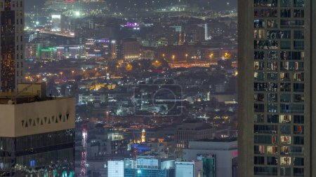 Téléchargez les photos : Vue aérienne des maisons d'appartements et villas dans la ville de Dubaï près du timelapse nocturne du centre-ville. Port maritime sur fond. Émirats arabes unis - en image libre de droit