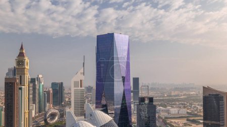 Foto de Vista del horizonte de los edificios de gran altura en Sheikh Zayed Road en Dubai timelapse aéreo, Emiratos Árabes Unidos. Rascacielos y torres en el Centro Financiero Internacional centro financiero desde arriba - Imagen libre de derechos