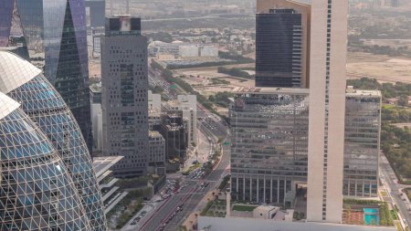 Téléchargez les photos : Vue aérienne des immeubles de grande hauteur autour de la circulation sur la route à Dubaï timelapse aérien, EAU. Des gratte-ciels dans le centre financier international par le haut. Quartier de Deira sur fond - en image libre de droit