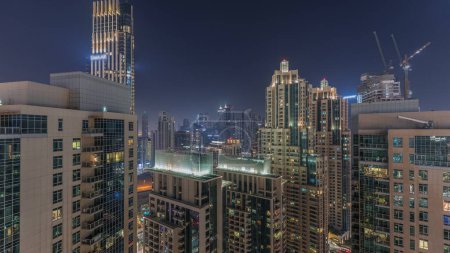 Foto de Panorama del centro de Dubái noche aérea. skyline urbano de la bahía de negocios con rascacielos modernos y torres sitio de construcción desde arriba - Imagen libre de derechos