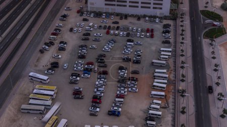 Foto de Gran estacionamiento en el centro lleno de muchos coches y autobuses vista aérea. Los vehículos entran y salen - Imagen libre de derechos