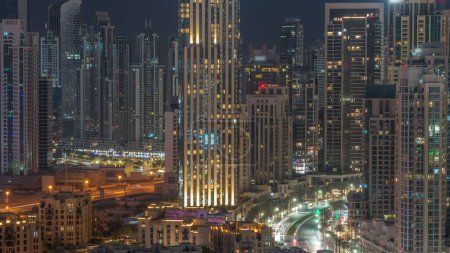 Foto de Paisaje urbano aéreo futurista durante toda la noche con arquitectura iluminada del centro de Dubái y la bahía de negocios. Rascacielos altos y torres. Emiratos Árabes Unidos. - Imagen libre de derechos